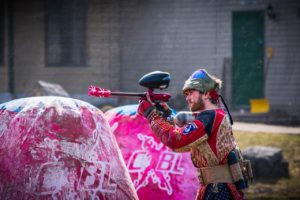 Atrakcja niczym gra komputerowa – laserowy paintball imprezy dla firm. Laser tag arena