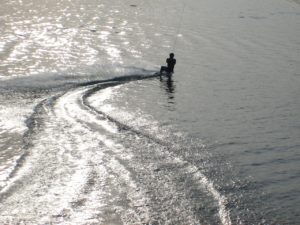 Wakeboarding. Sporty wodne dostarczają wielu wrażeń. Wake park – wake board