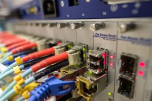 Łączność na wycieczkach: Jak cieszyć się szybkim internetem dzięki światłowodowi