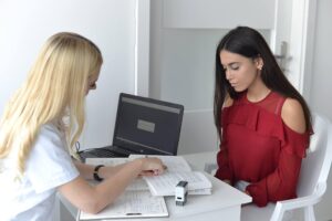 Jakie badania pomogą zrozumieć przyczyny wypadania włosów?